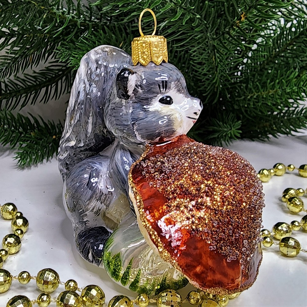 фото Стеклянная елочная игрушка Белочка с грибочком серая