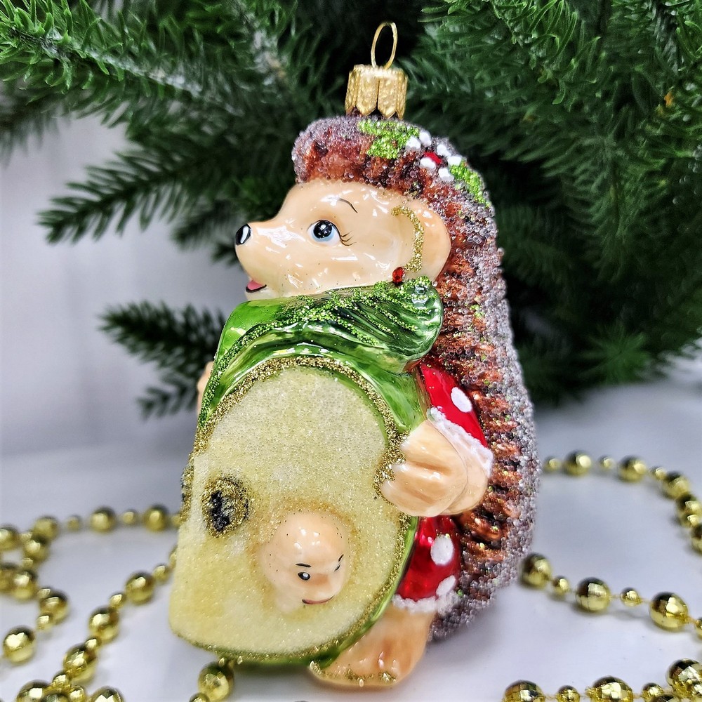 фото Стеклянная елочная игрушка Ежик с яблоком девочка