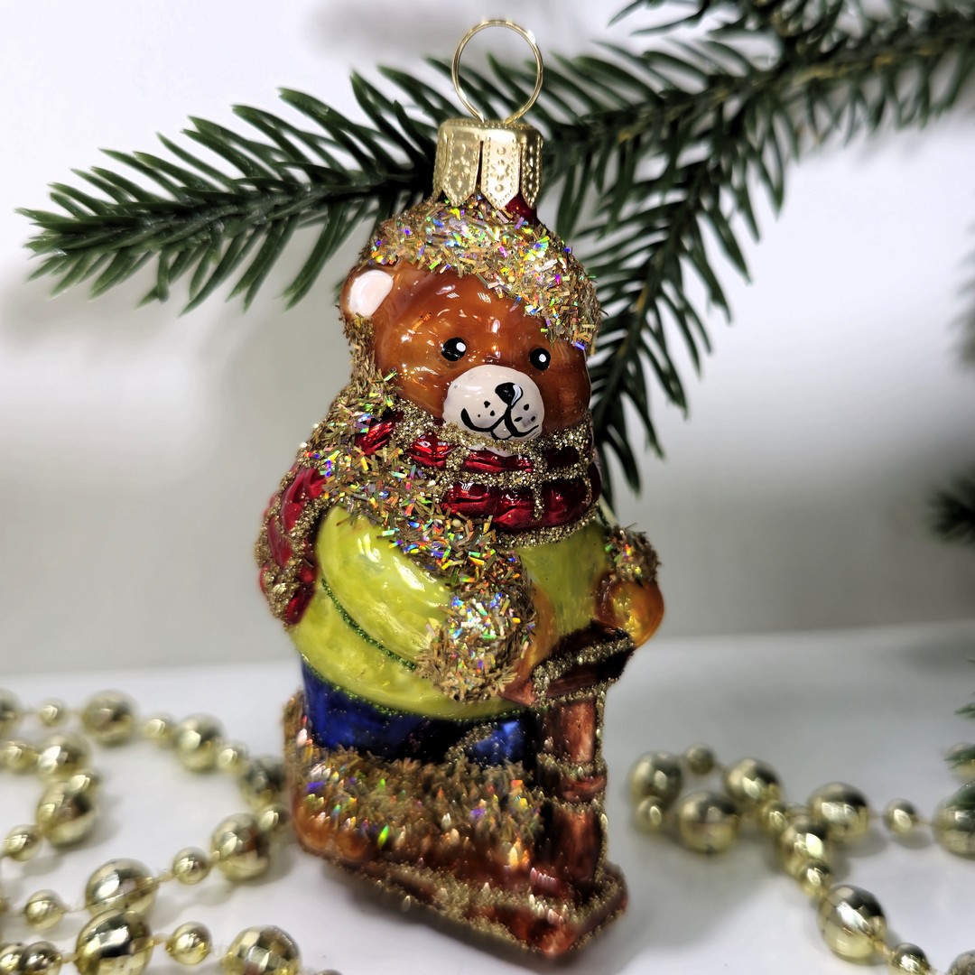 фото Стеклянная елочная игрушка Мишка на самокате