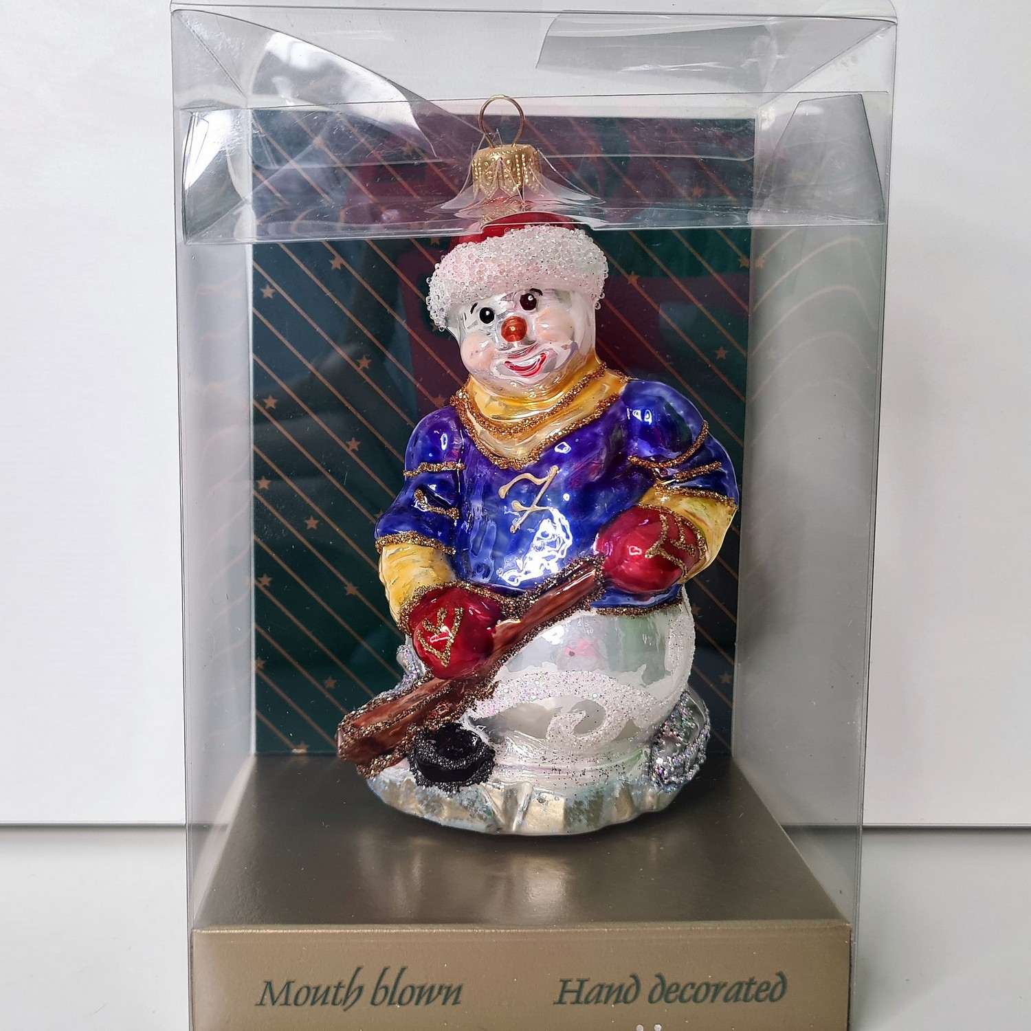 фото Стеклянная елочная игрушка Снеговик Хоккеист