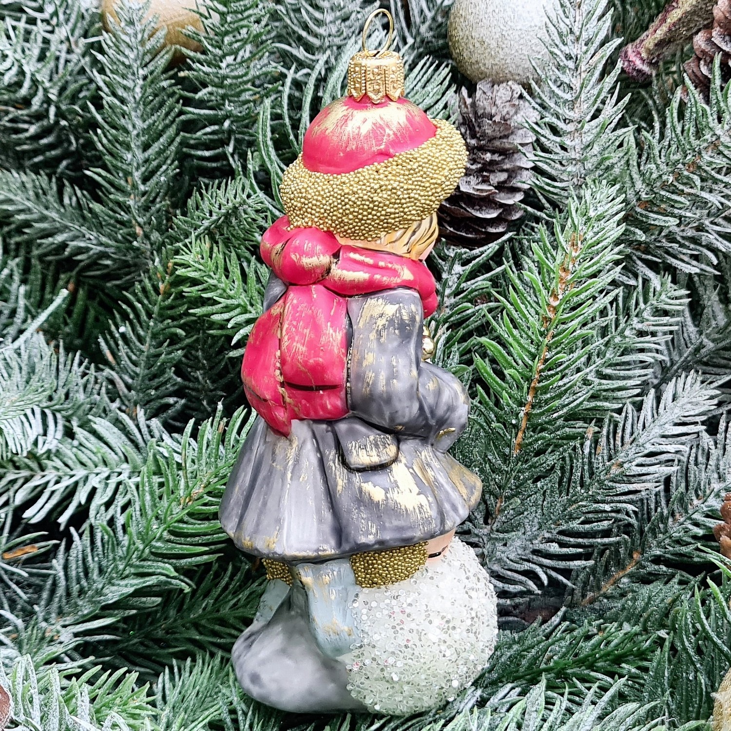 фото Стеклянная елочная игрушка Девочка со снежком Винтаж