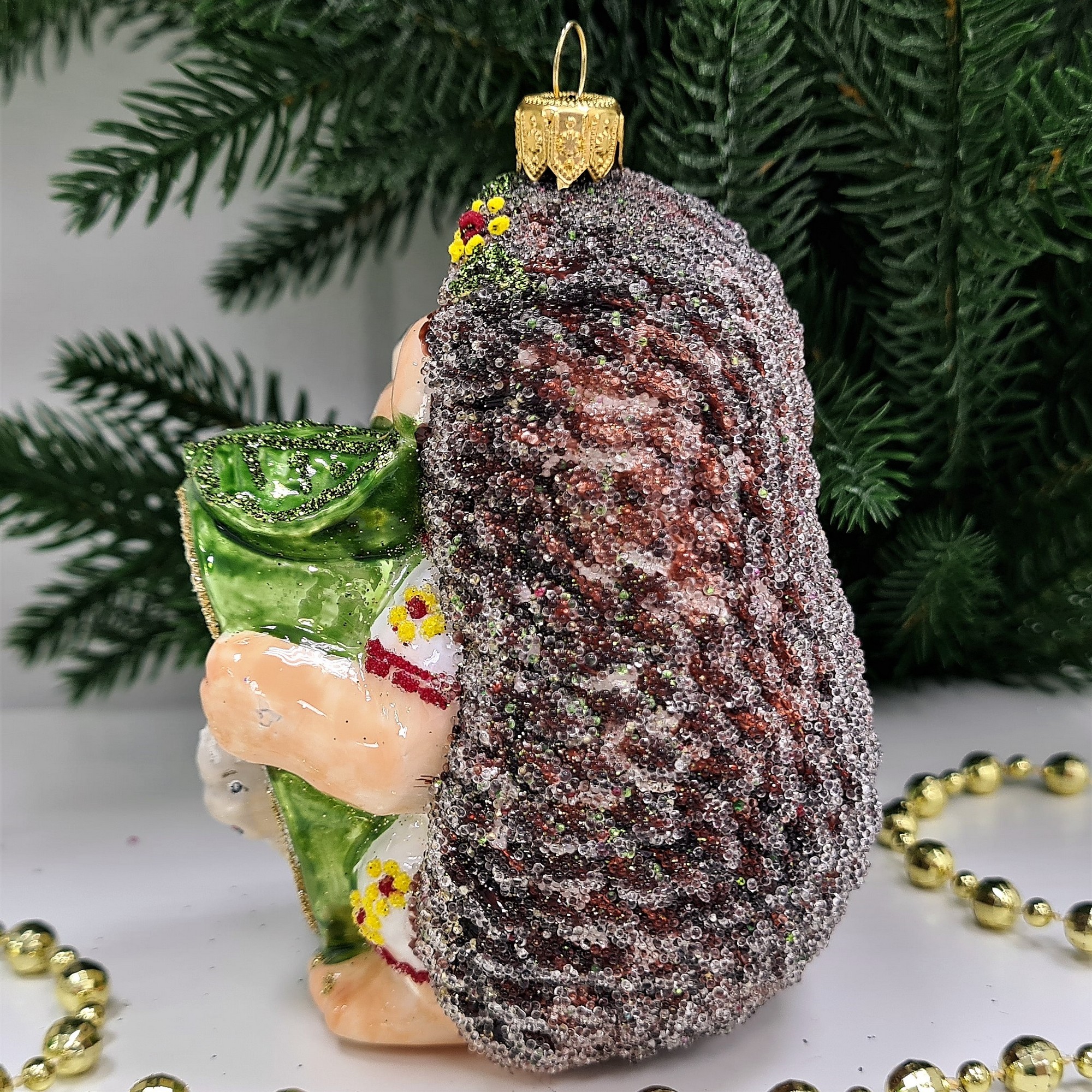 фото Стеклянная елочная игрушка Ежик с яблоком девочка