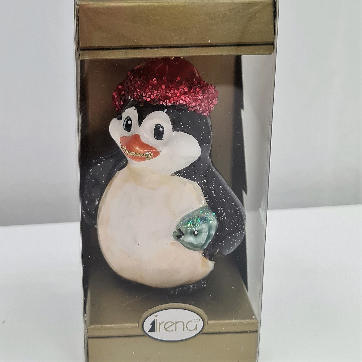 фото Стеклянная елочная игрушка Пингвин с рыбой