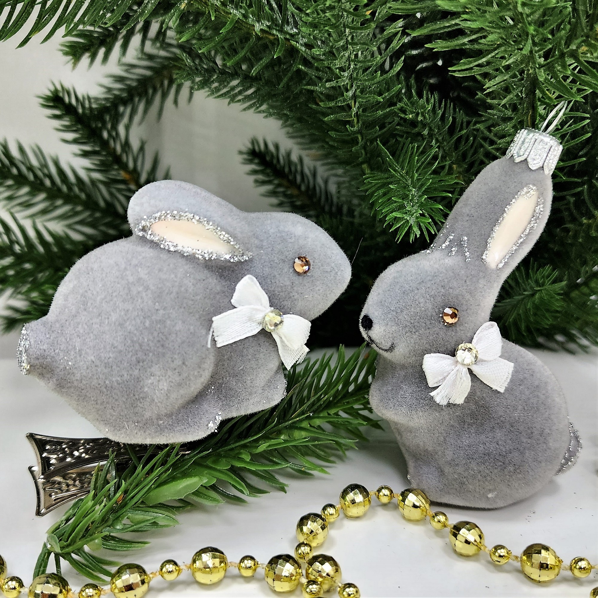 фото Набор ёлочных игрушек Два зайчика флок серые