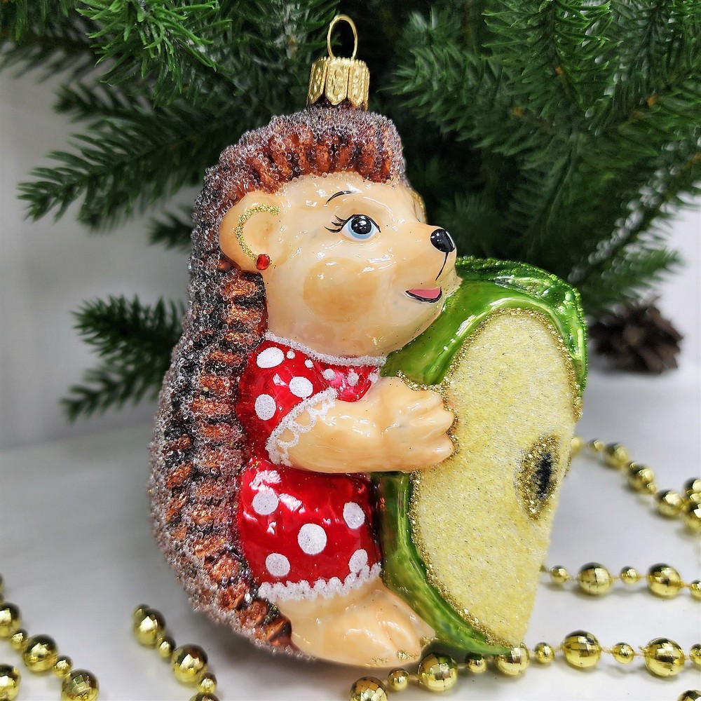 фото Стеклянная елочная игрушка Ежик с яблоком девочка