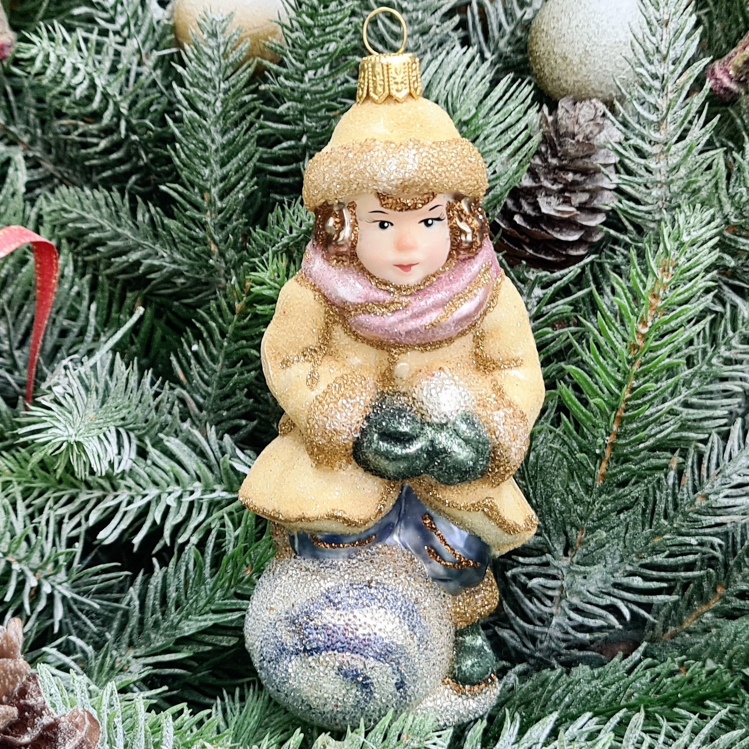 фото Стеклянная елочная игрушка Девочка со снежком сахар