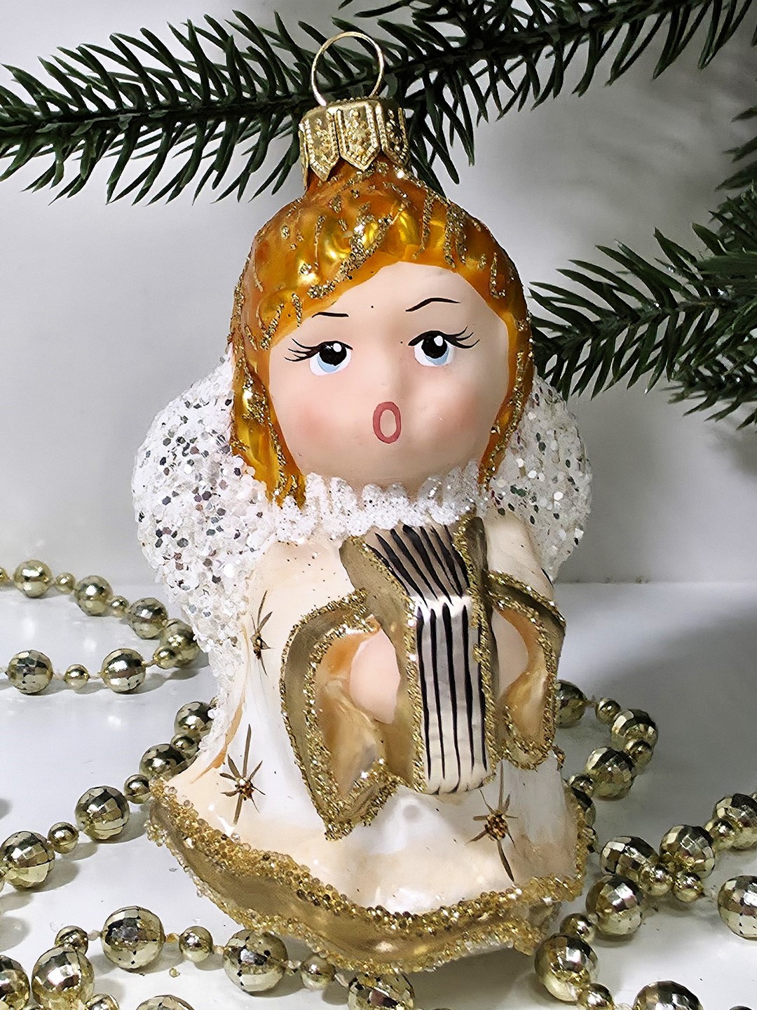 фото Стеклянная елочная игрушка Ангел с книгой