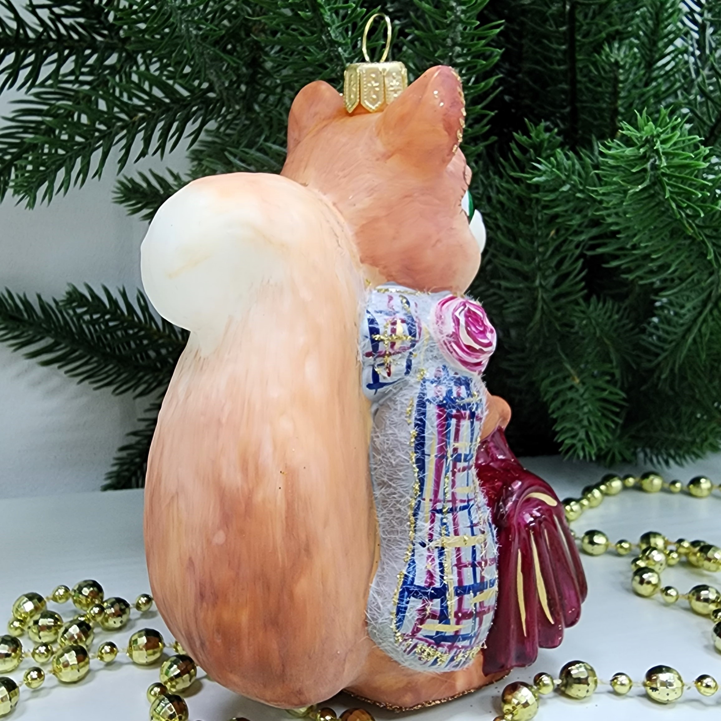 фото Стеклянная елочная игрушка Белочка с сумкой