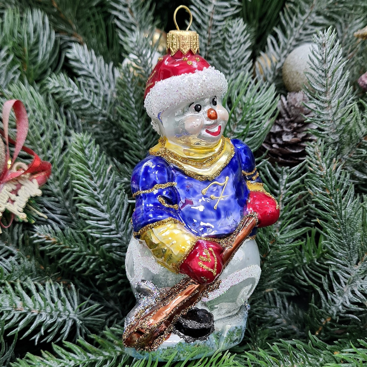 фото Стеклянная елочная игрушка Снеговик Хоккеист