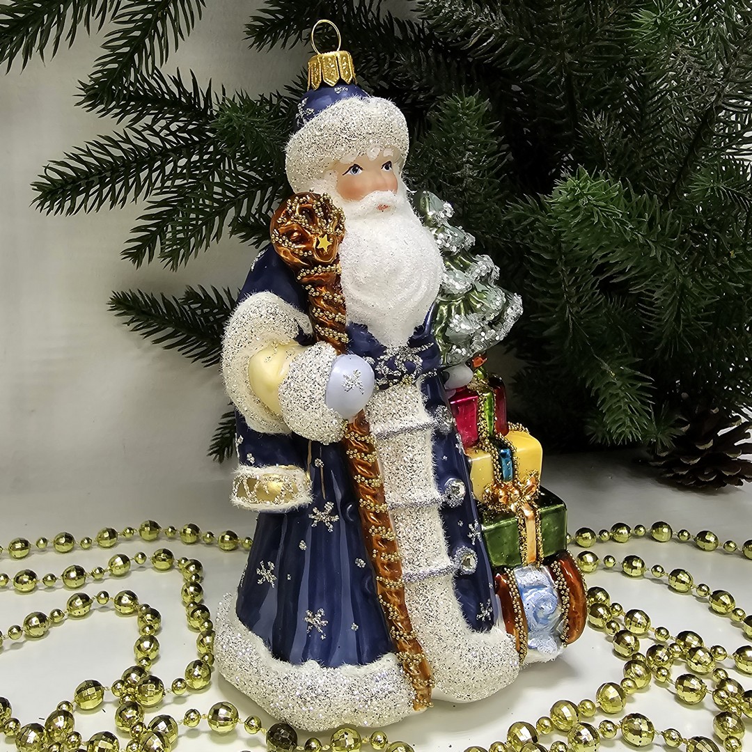 фото Стеклянная елочная игрушка Дед Мороз с подарками синий