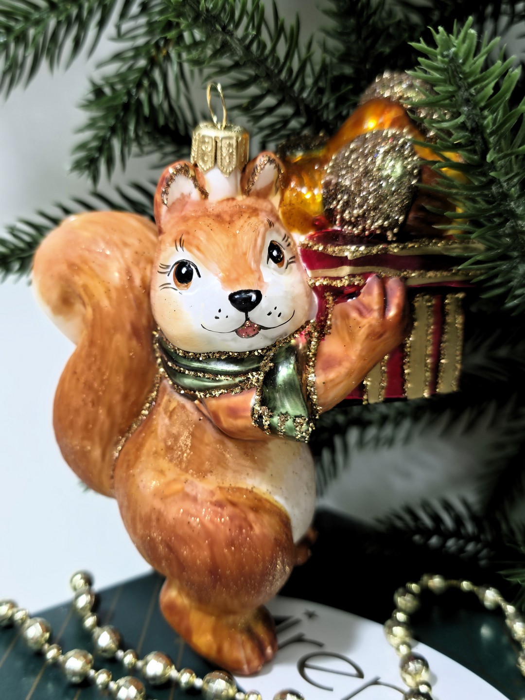 фото Стеклянная елочная игрушка Белка с подарками