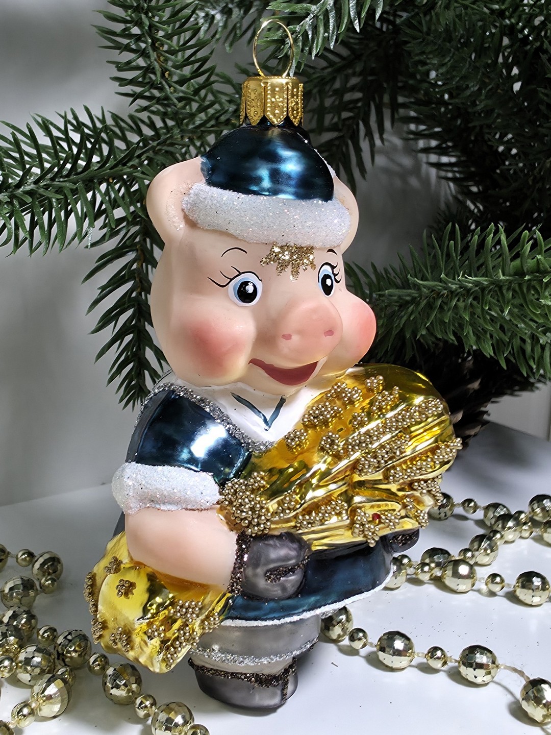 фото Стеклянная елочная игрушка Поросенок Ниф-Ниф с сеном