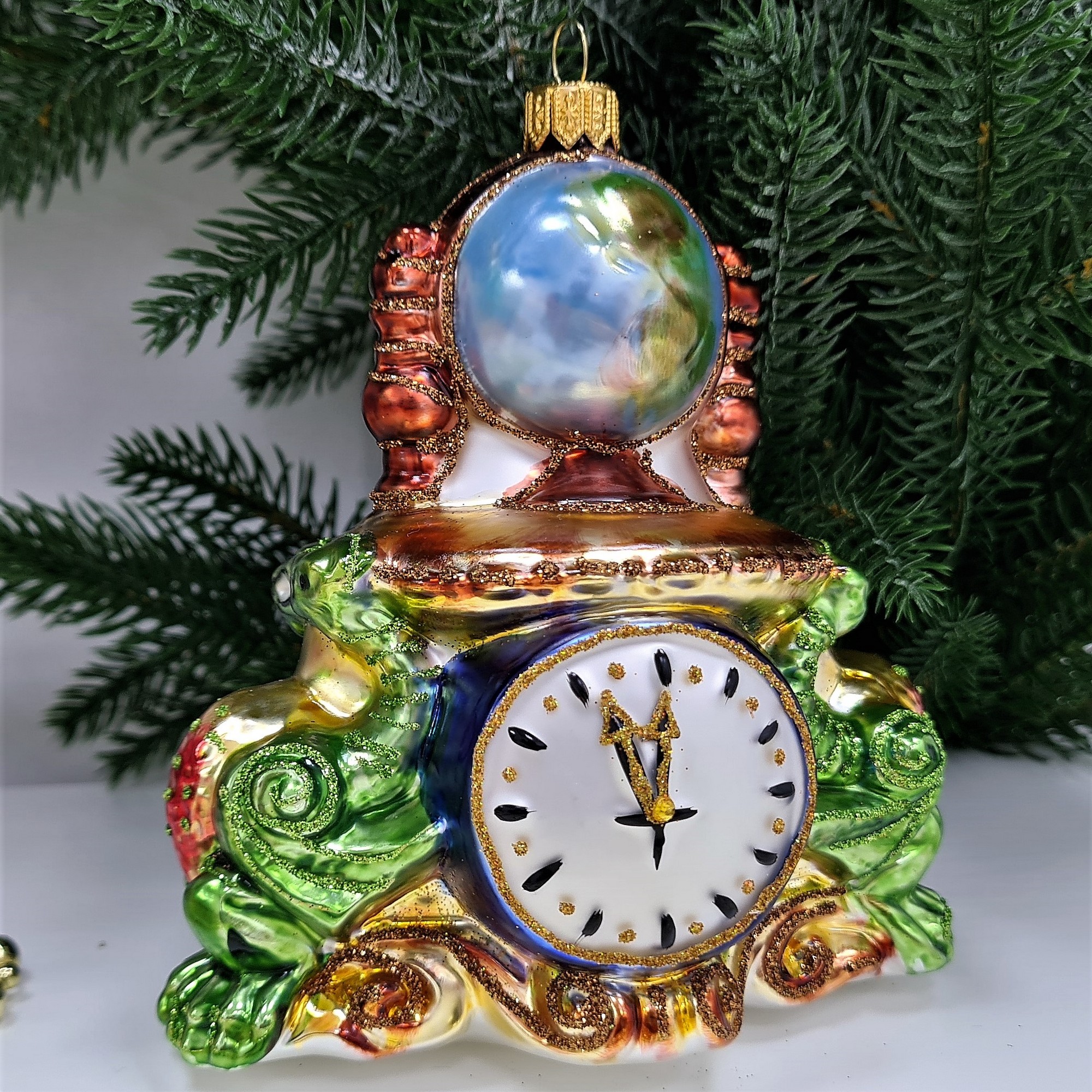 фото Стеклянная елочная игрушка Часы с глобусом