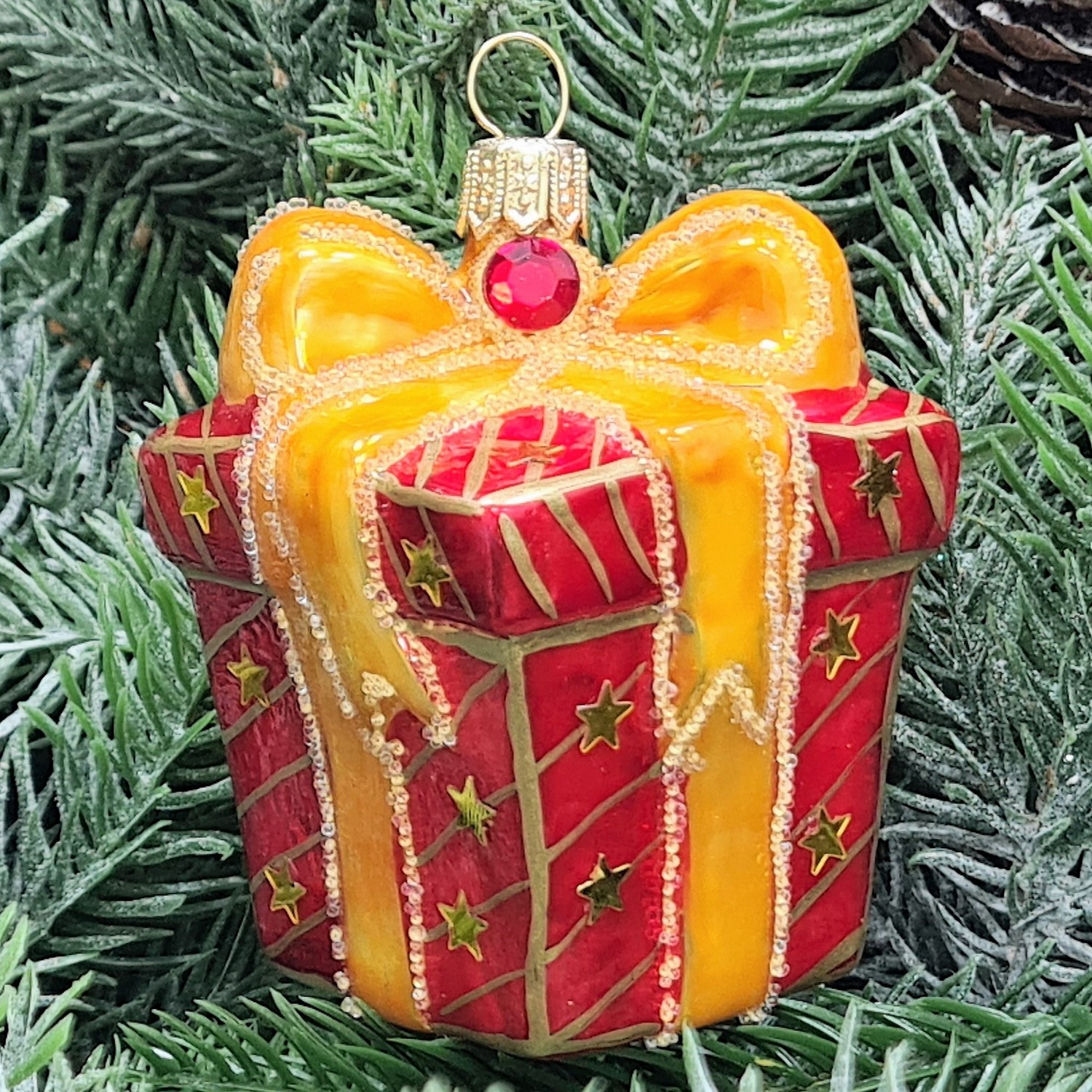 фото Стеклянная елочная игрушка Подарок