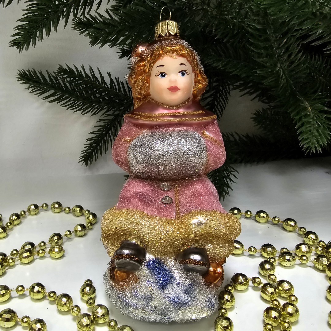 фото Стеклянная елочная игрушка Девочка на санях сахар