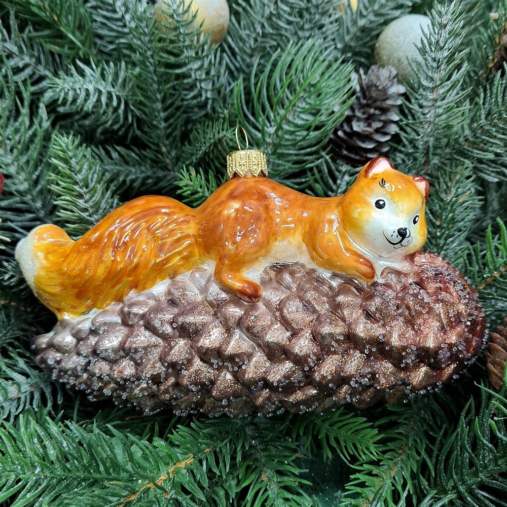 фото Стеклянная елочная игрушка Белка на шишке рыжая
