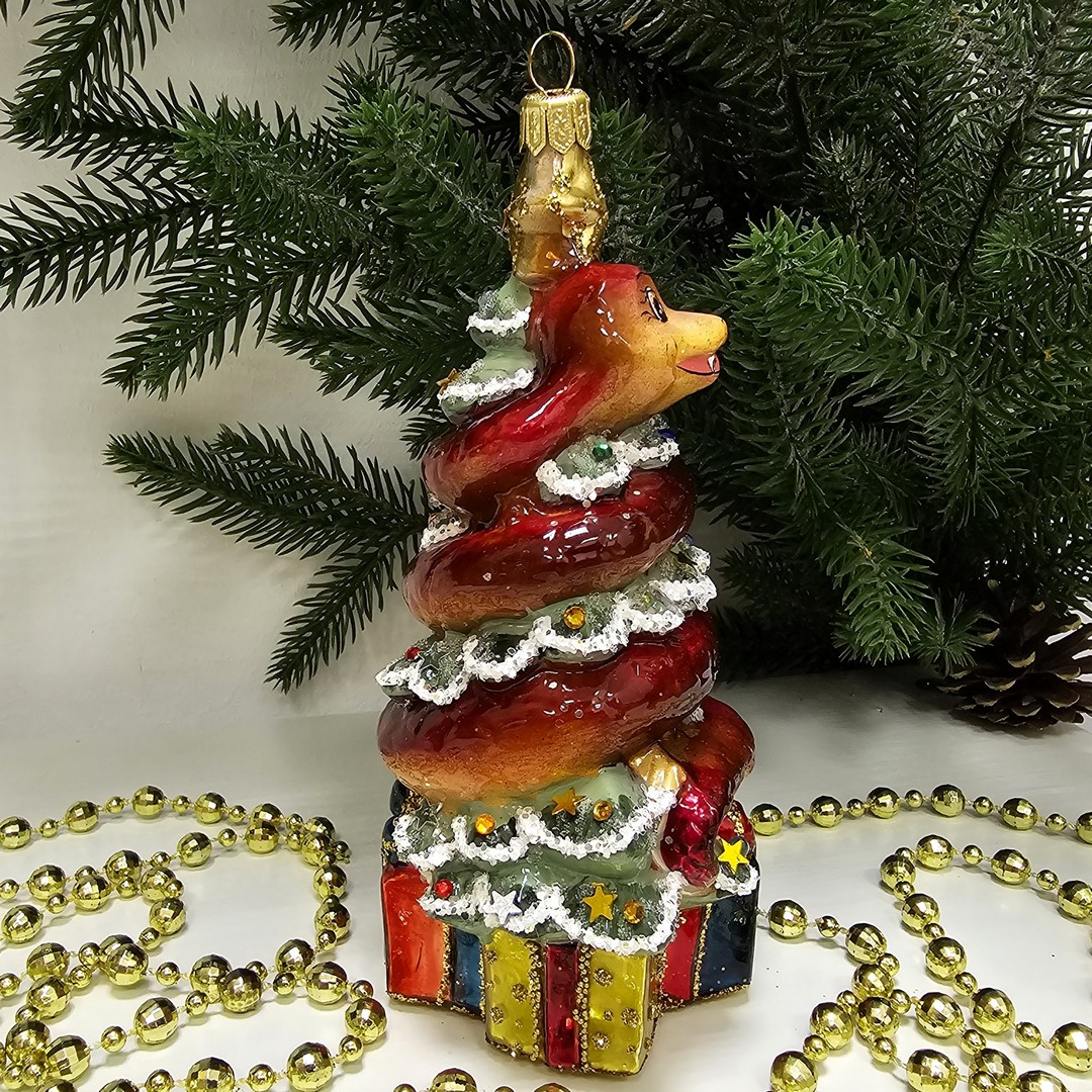 фото Стеклянная елочная игрушка Змея на елке с подарками