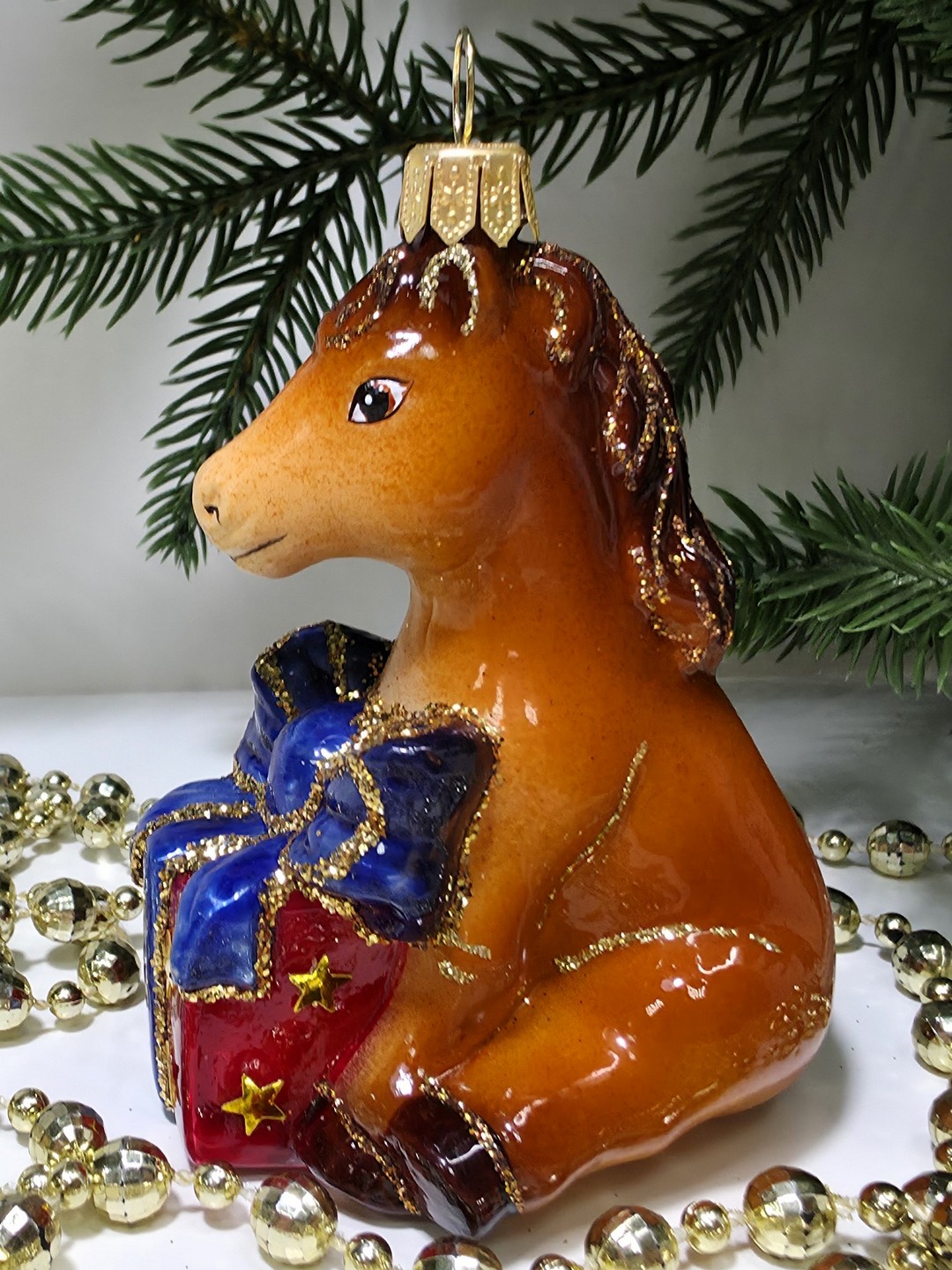 фото Стеклянная елочная игрушка Лошадка с подарком