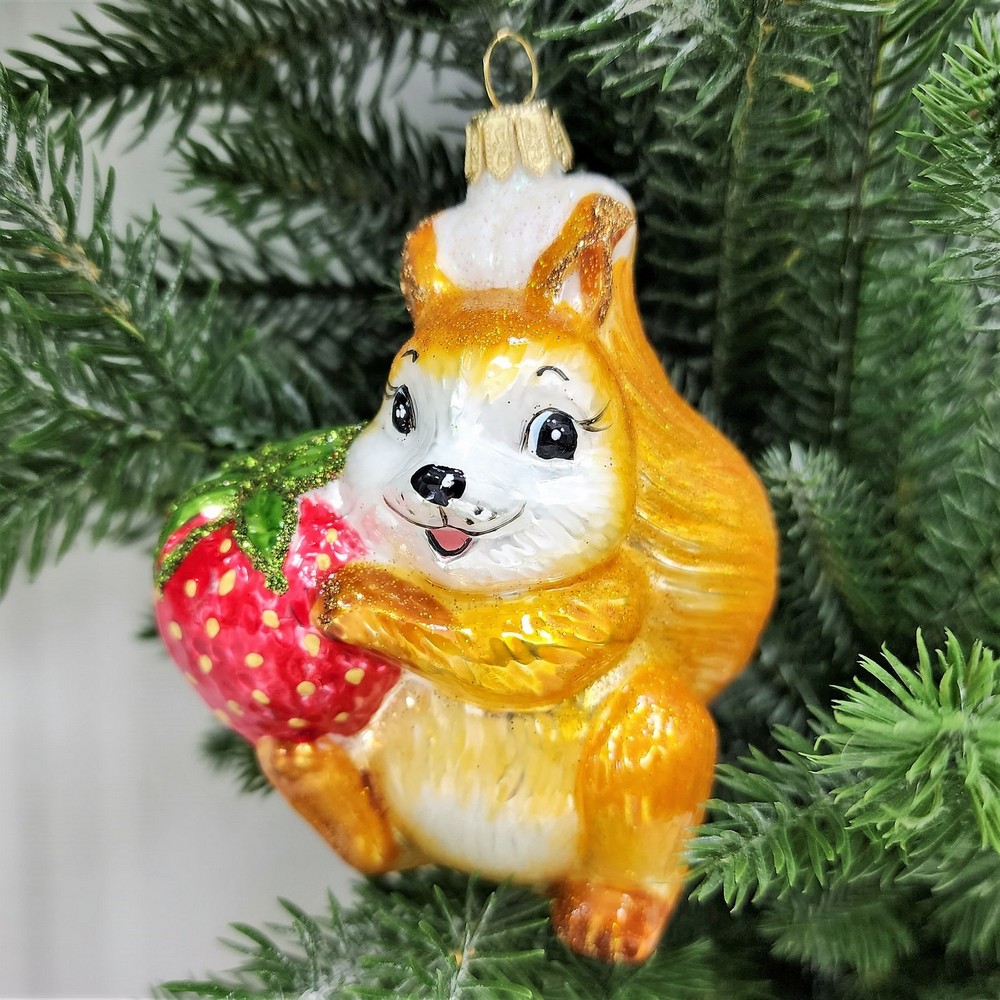 фото Стеклянная елочная игрушка Белочка с клубникой