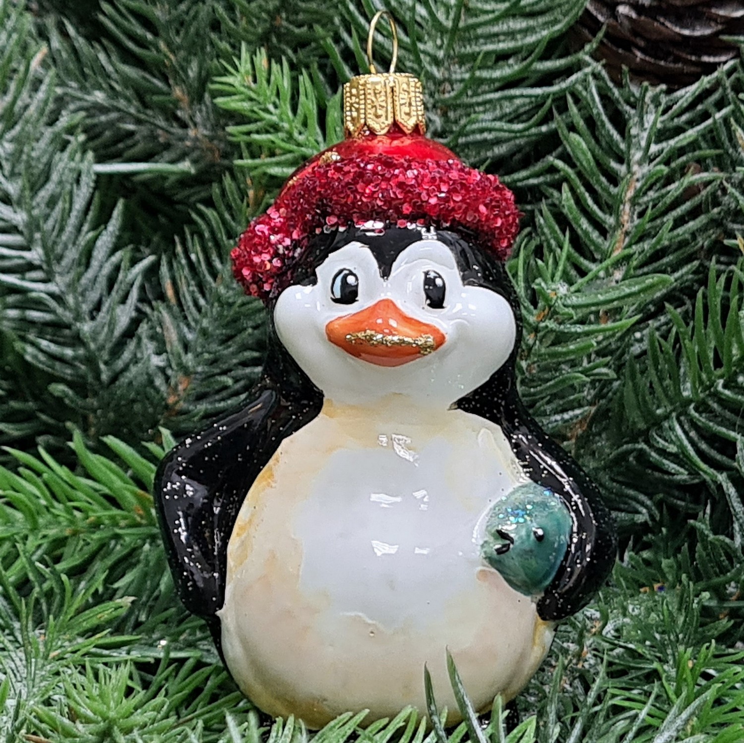 фото Стеклянная елочная игрушка Пингвин с рыбой