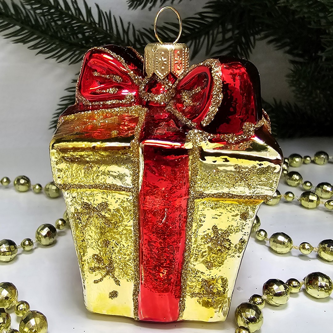 фото Стеклянная елочная игрушка Подарок