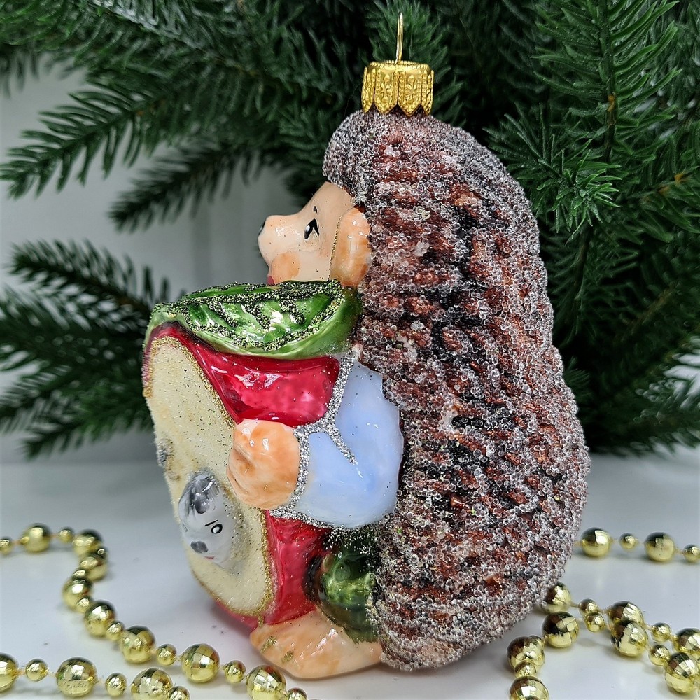 фото Стеклянная елочная игрушка Ежик с яблоком мальчик