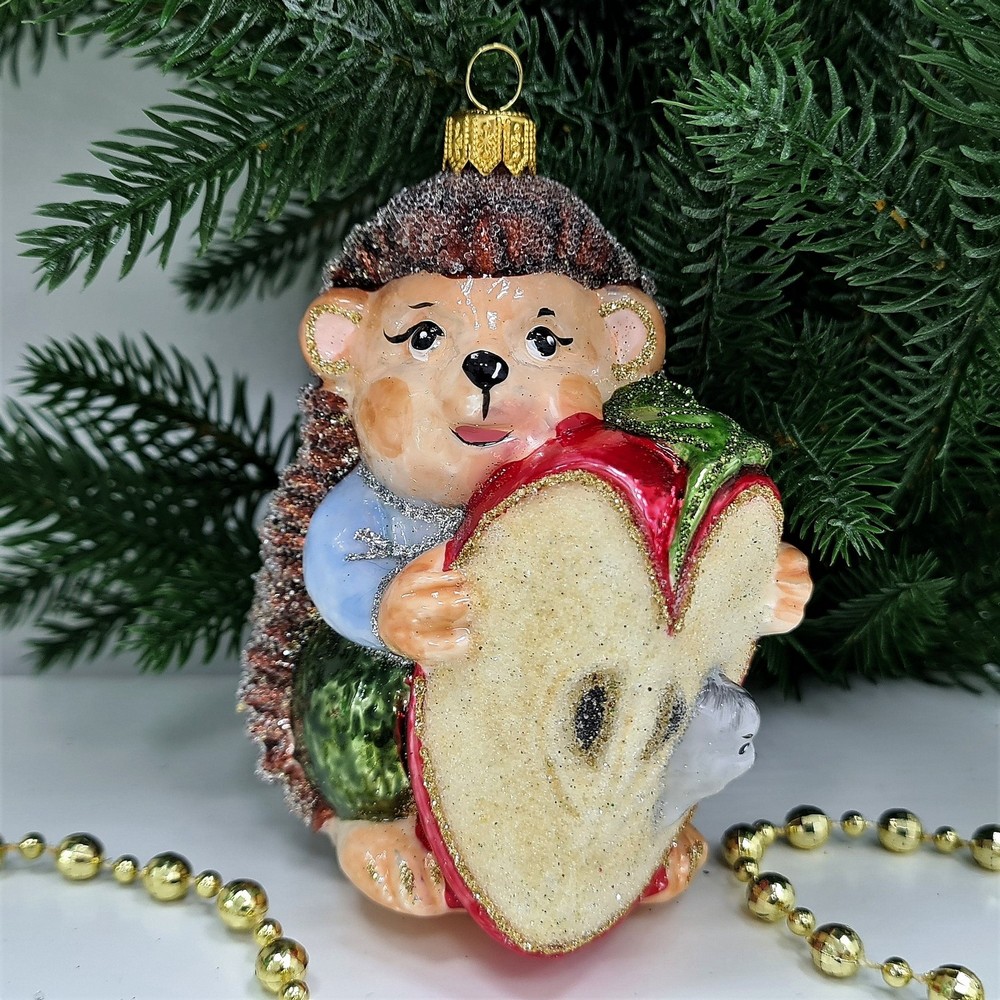 фото Стеклянная елочная игрушка Ежик с яблоком мальчик