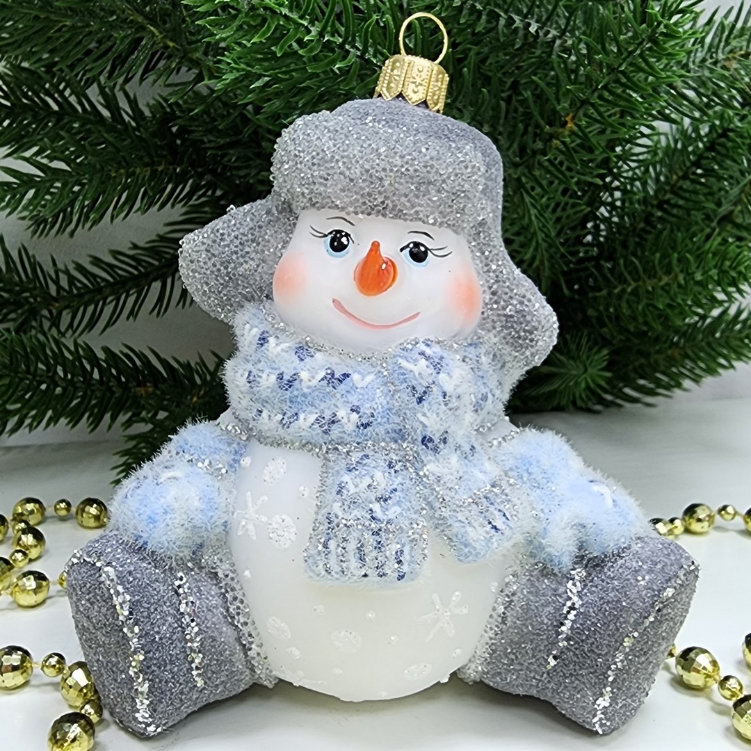 фото Стеклянная елочная игрушка Снеговик в валенках