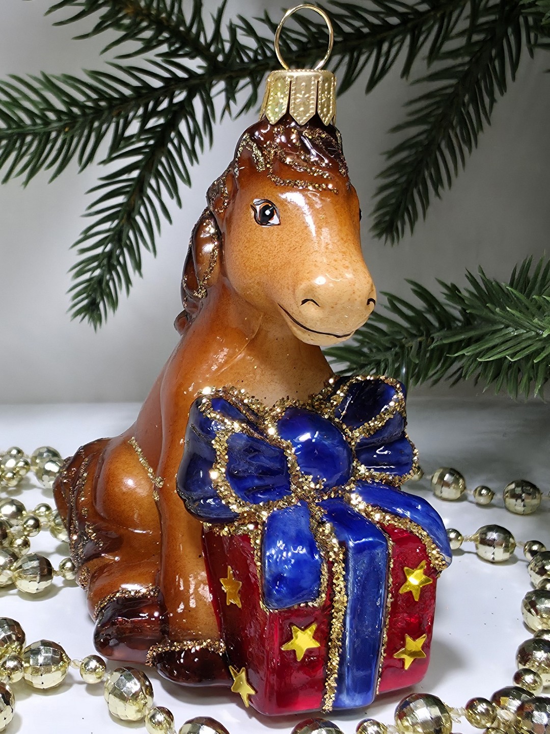 фото Стеклянная елочная игрушка Лошадка с подарком