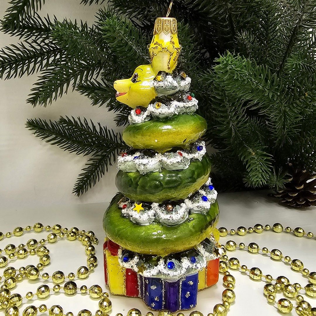 фото Стеклянная елочная игрушка Змея на елке