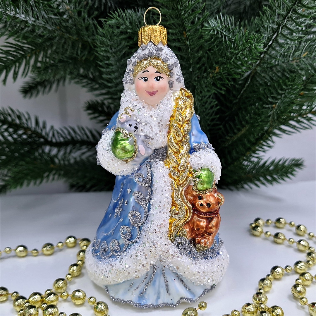 фото Стеклянная елочная игрушка Снегурочка с мишкой