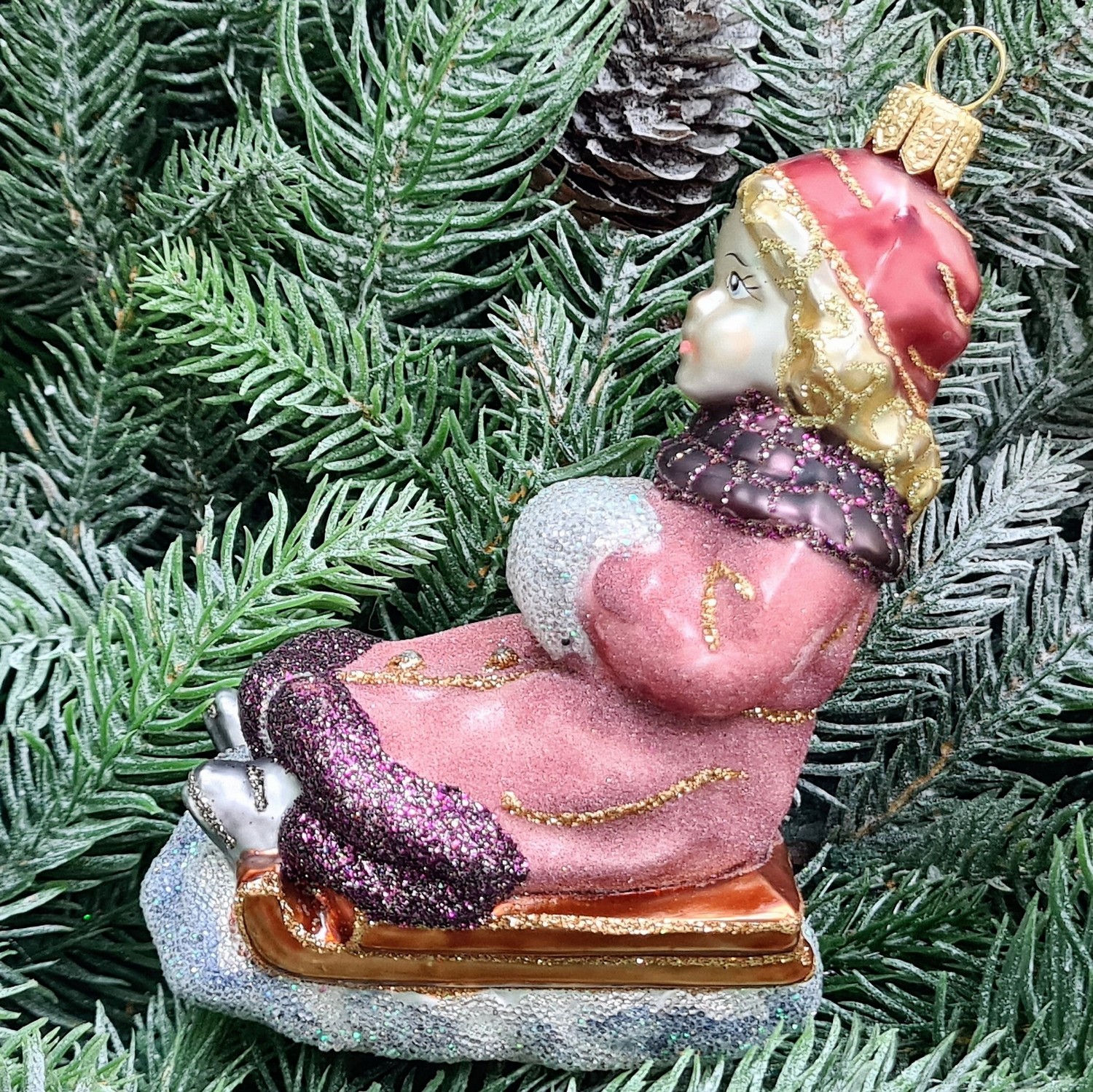 фото Стеклянная елочная игрушка Девочка на санях сахар