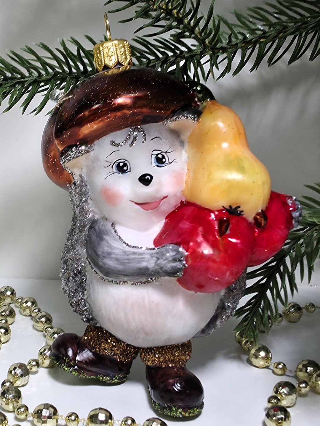 фото Стеклянная елочная игрушка Ежик с фруктами