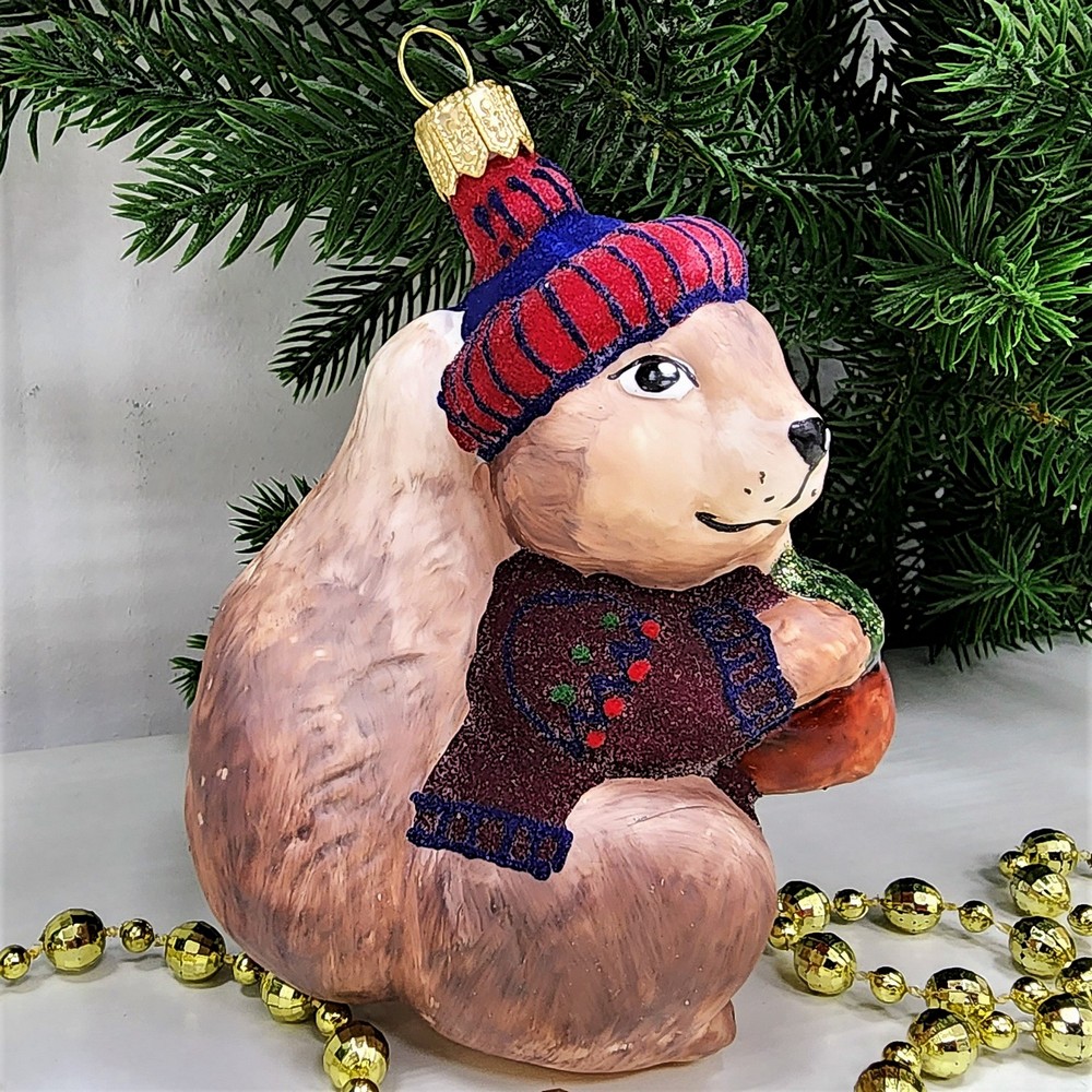 фото Стеклянная елочная игрушка Белочка с орехом в свитере