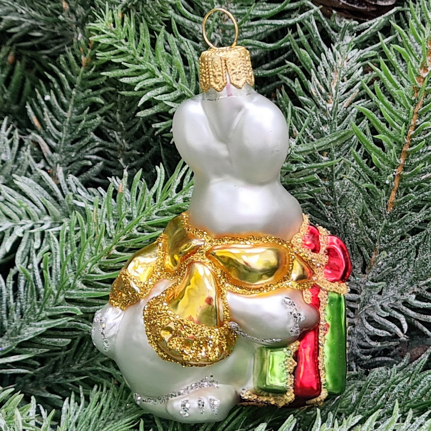 фото Стеклянная елочная игрушка Зайчик с подарком