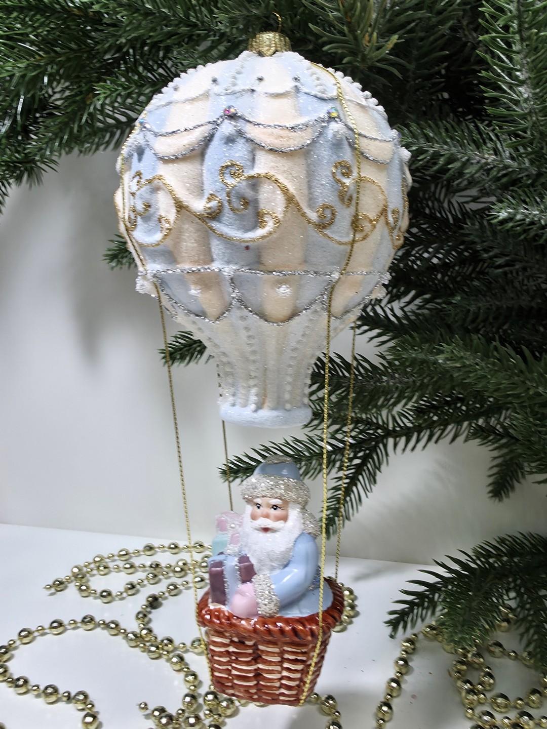 фото Стеклянная елочная игрушка Дед Мороз на воздушном шаре