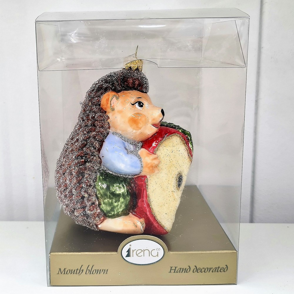 фото Стеклянная елочная игрушка Ежик с яблоком мальчик