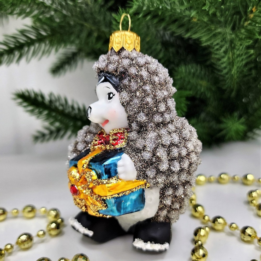 фото Стеклянная елочная игрушка Ежик с подарком крем