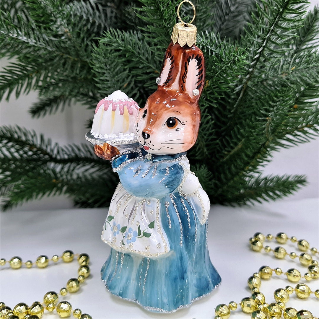 фото Стеклянная елочная игрушка Зайчиха с тортом-1