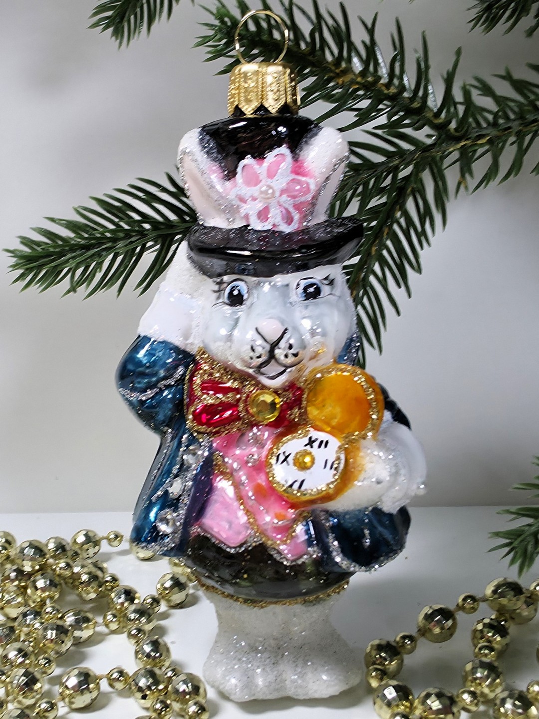 фото Стеклянная елочная игрушка Белый кролик с часами