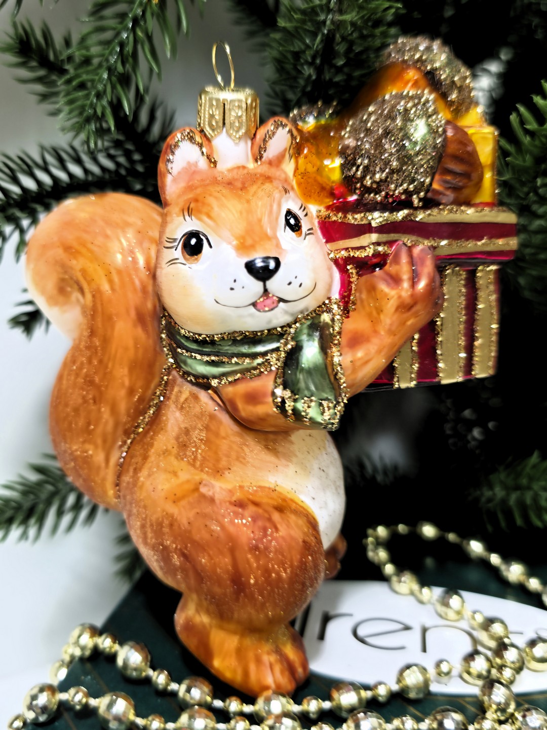 фото Стеклянная елочная игрушка Белка с подарками