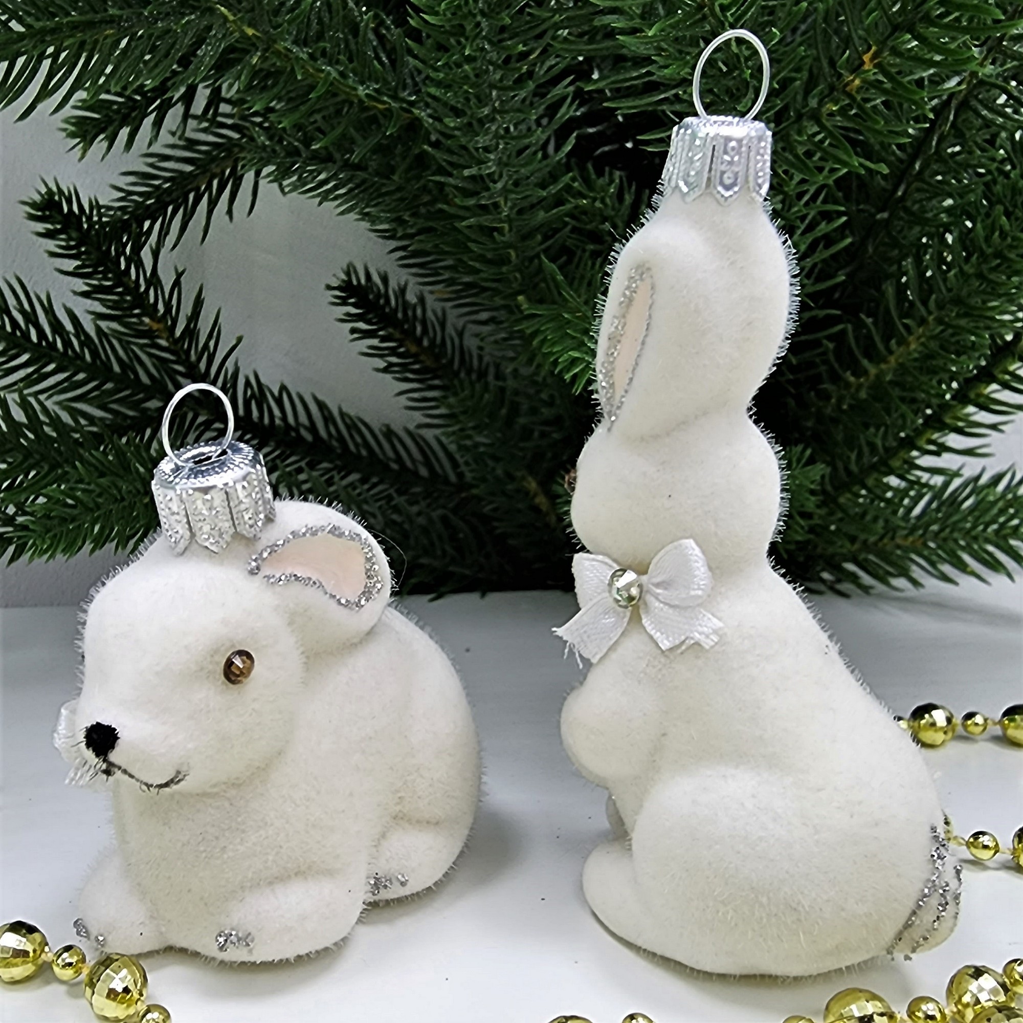 фото Набор ёлочных игрушек Два зайчика флок белые