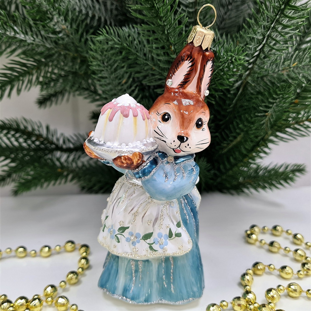 фото Стеклянная елочная игрушка Зайчиха с тортом-1