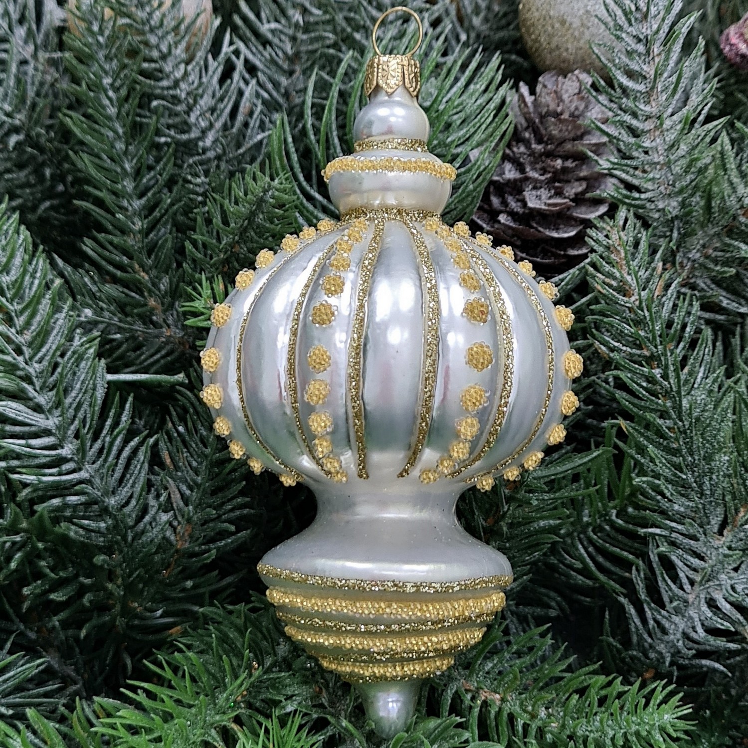 фото Стеклянная елочная игрушка Подвеска белая