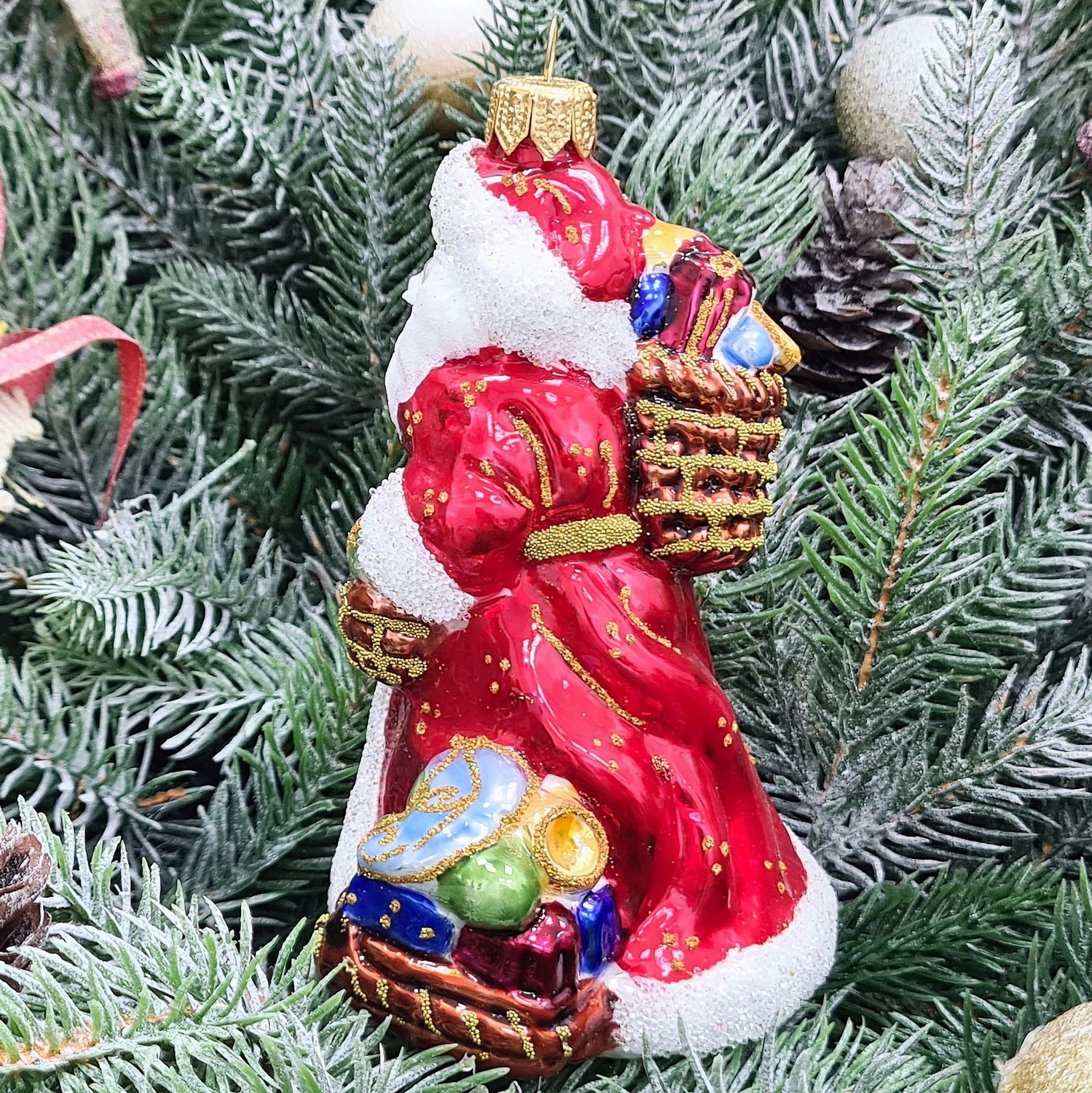 фото Стеклянная елочная игрушка Дед Мороз с подарками-2