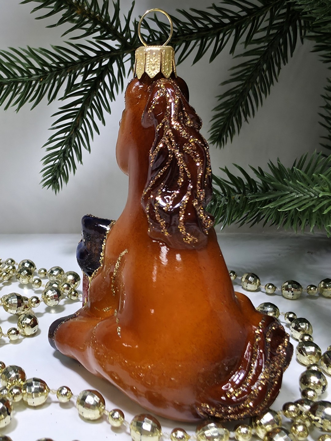 фото Стеклянная елочная игрушка Лошадка с подарком