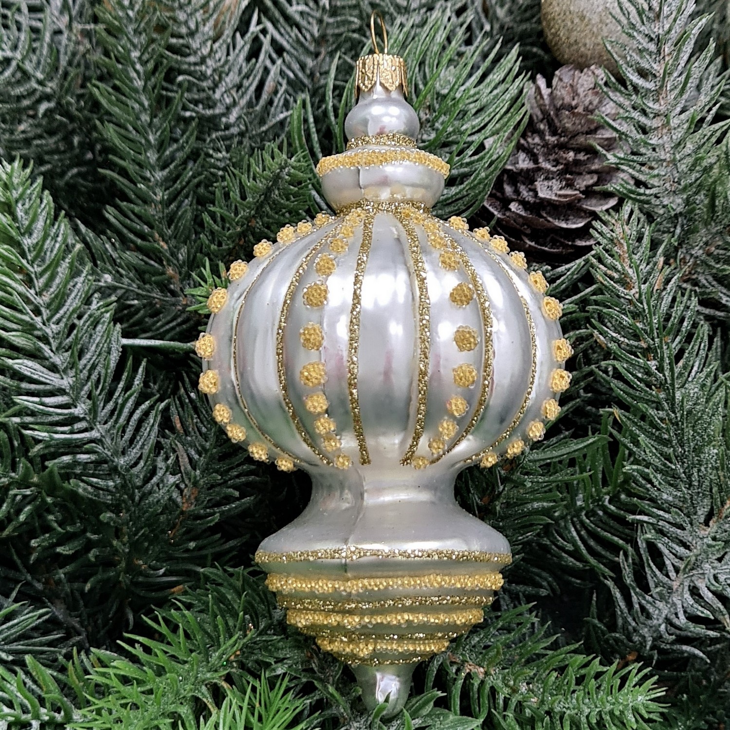 фото Стеклянная елочная игрушка Подвеска белая