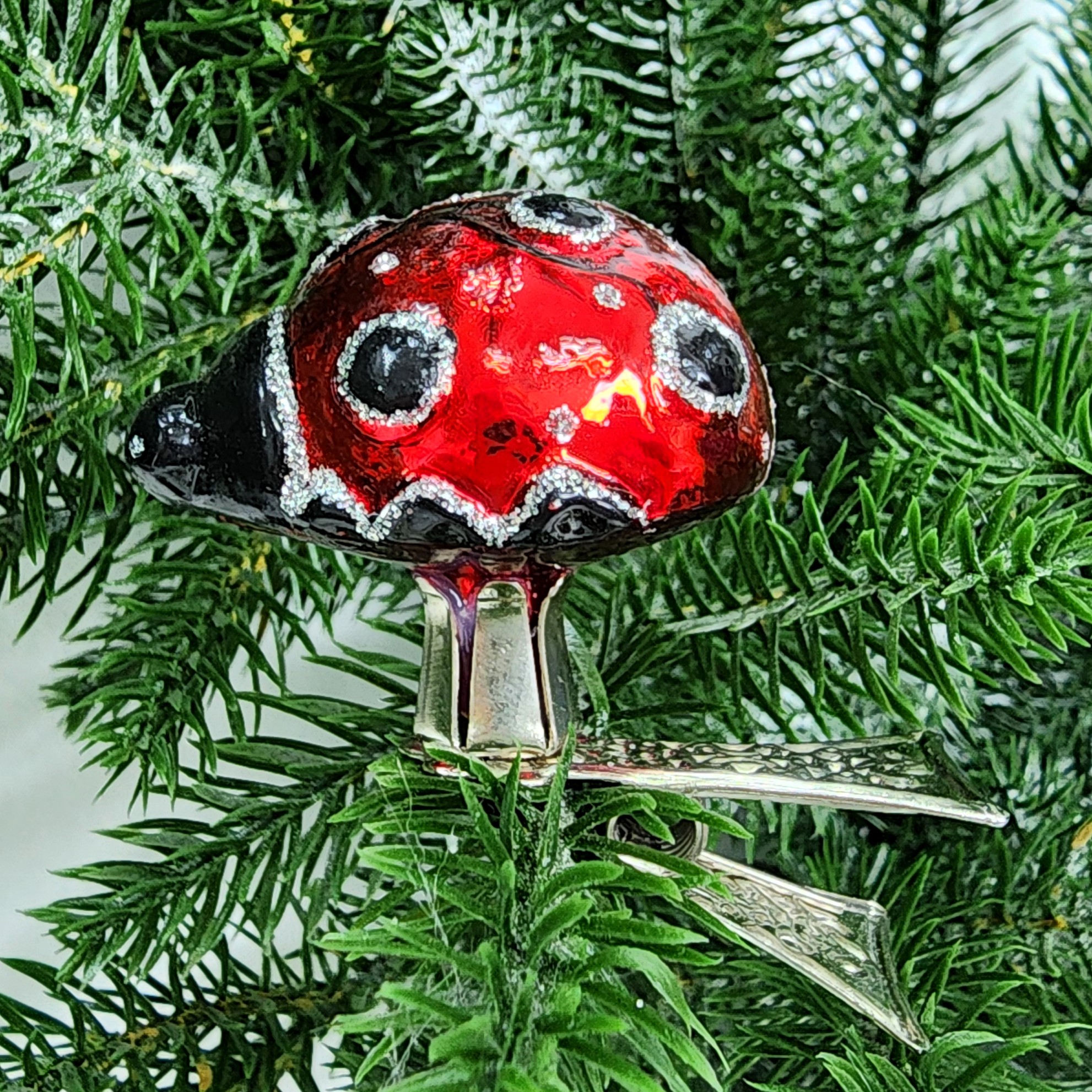 фото Стеклянная елочная игрушка Божья коровка на прищепке