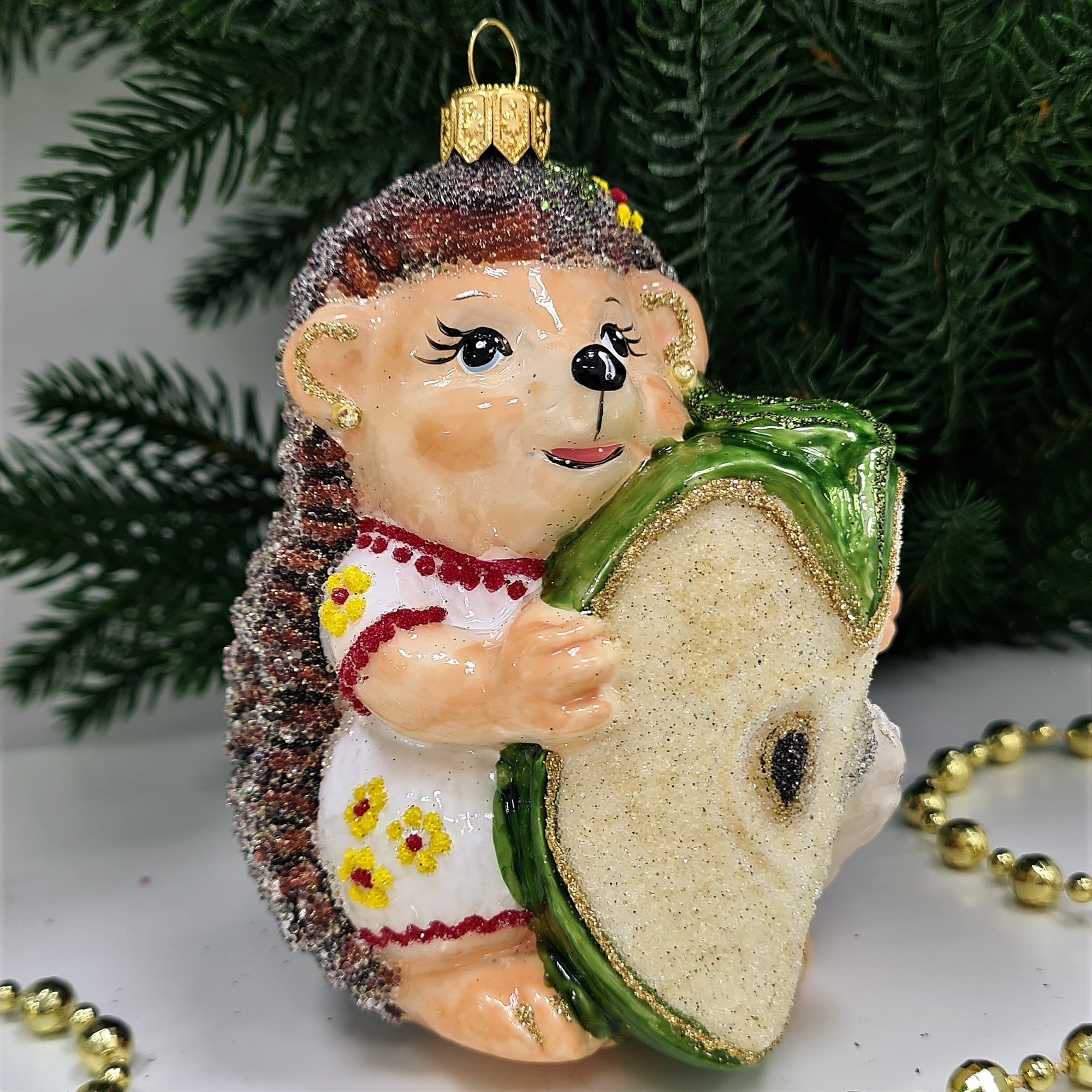 фото Стеклянная елочная игрушка Ежик с яблоком девочка