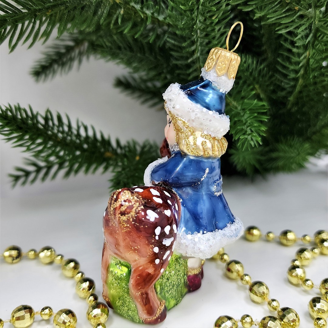 фото Стеклянная елочная игрушка Девочка с олененком